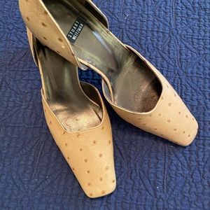 Stuart Weitzman made in Spain adorable 2.5” heel